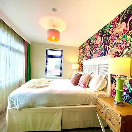 Stunning 3 Bedroom Penthouse Apartment - Free Parking & Wifi - 1 Minute Walk To Poole Quay - Great Location - Free Parking - Fast Wifi - Smart Tv - Newly Decorated - Sleeps Up To 6! Close To Poole & Bournemouth & Sandbanks Exterior foto