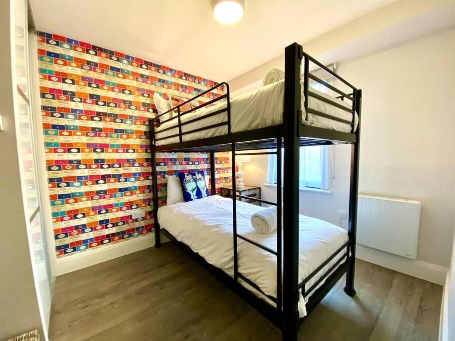 Stunning 3 Bedroom Penthouse Apartment - Free Parking & Wifi - 1 Minute Walk To Poole Quay - Great Location - Free Parking - Fast Wifi - Smart Tv - Newly Decorated - Sleeps Up To 6! Close To Poole & Bournemouth & Sandbanks Exterior foto