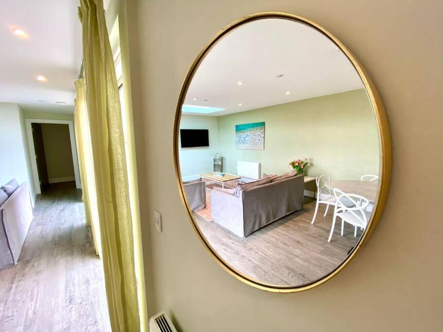 Stunning 3 Bedroom Penthouse Apartment - Free Parking & Wifi - 1 Minute Walk To Poole Quay - Great Location - Free Parking - Fast Wifi - Smart Tv - Newly Decorated - Sleeps Up To 6! Close To Poole & Bournemouth & Sandbanks Exterior foto