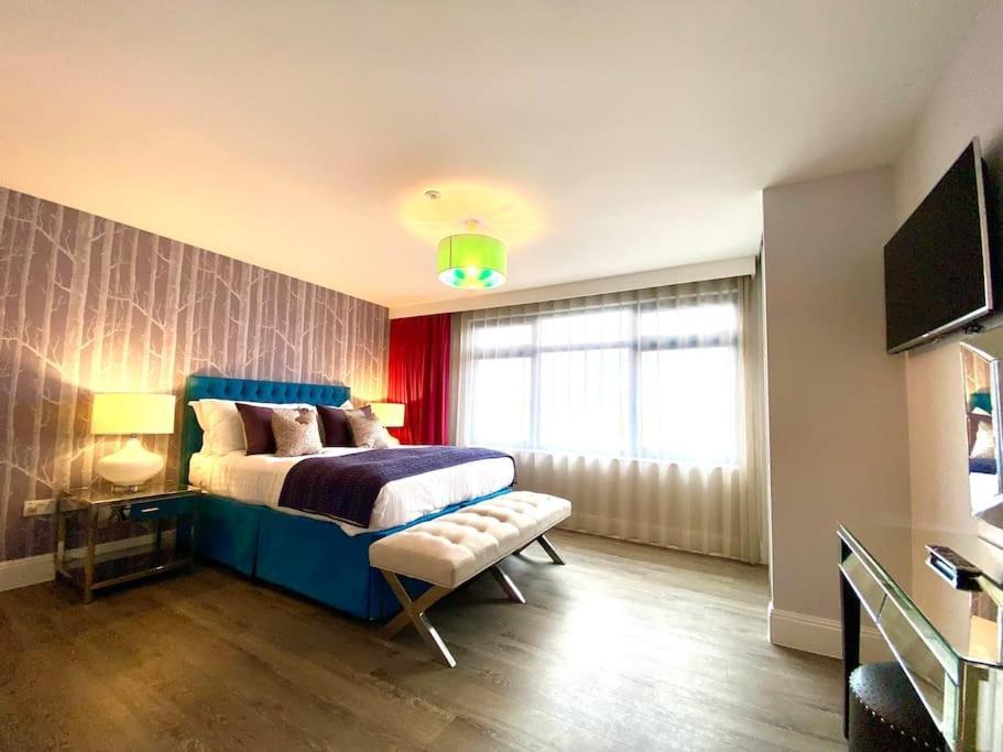 Stunning 3 Bedroom Penthouse Apartment - Free Parking & Wifi - 1 Minute Walk To Poole Quay - Great Location - Free Parking - Fast Wifi - Smart Tv - Newly Decorated - Sleeps Up To 6! Close To Poole & Bournemouth & Sandbanks Exterior foto