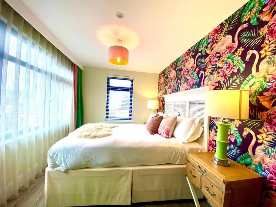 Stunning 3 Bedroom Penthouse Apartment - Free Parking & Wifi - 1 Minute Walk To Poole Quay - Great Location - Free Parking - Fast Wifi - Smart Tv - Newly Decorated - Sleeps Up To 6! Close To Poole & Bournemouth & Sandbanks Exterior foto