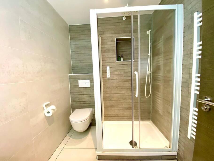 Stunning 3 Bedroom Penthouse Apartment - Free Parking & Wifi - 1 Minute Walk To Poole Quay - Great Location - Free Parking - Fast Wifi - Smart Tv - Newly Decorated - Sleeps Up To 6! Close To Poole & Bournemouth & Sandbanks Exterior foto